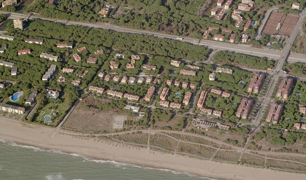 Imagen aérea del centro de Gavà Mar (Pine Beach, Central Mar, avenida del mar, Tenis Pineda y paseo marítimo)